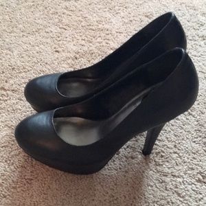Guess size 6 black heels